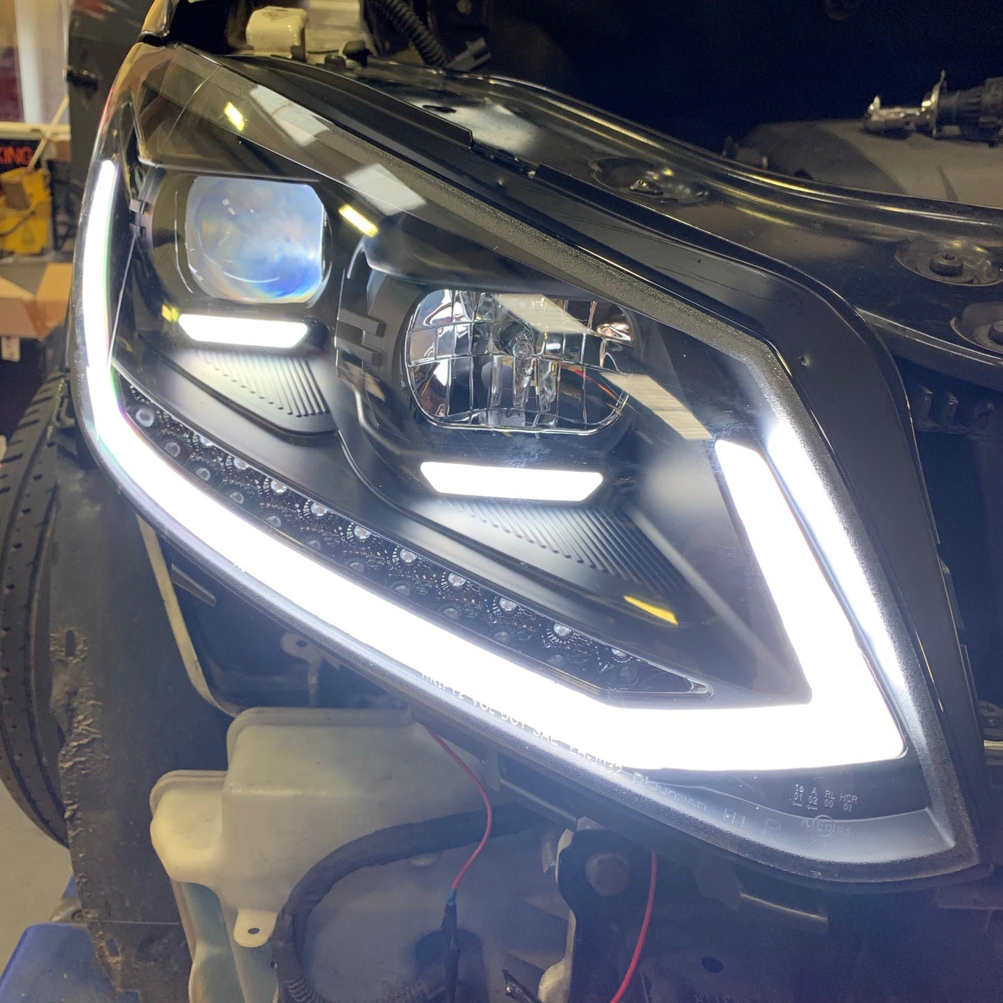 VW Caddy MK3 DRL headlights with dynamic indicators 10-15 (Includes LED dipped & main beam bulbs)