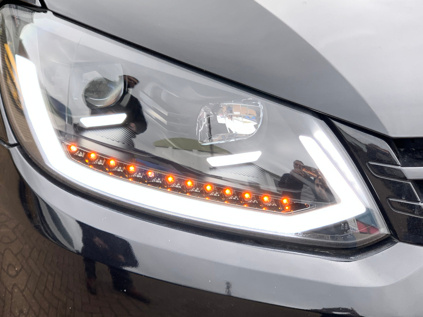 VW Caddy MK3 DRL headlights with dynamic indicators 10-15 (Includes LED dipped & main beam bulbs)